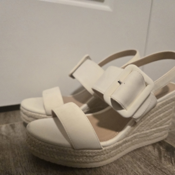Sandals. Never worn. Stylish confortable. - Picture 2 of 3